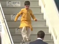 ببینید / حضور فرزندان جی دی ونس، معاون ترامپ با لباس سنتی هندی در دهلی نو