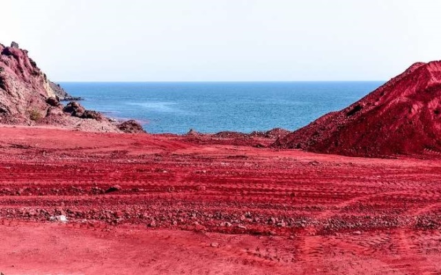 درخواست فوری مجلس از محیط زیست برای توقف تاراج خاک سرخ هرمز