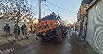 ببینید/ نشست زمین در رباط کریم؛ یک کامیون در زمین فرورفت