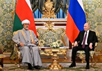 ببینید / اتفاقی جالب در دیدار پوتین با پادشاه عمان؛ پوتین نحوه استفاده از هدفون ترجمه را به پادشاه عمان آموزش می‌دهد