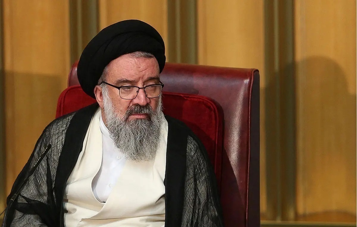 احمد خاتمی: نتیجه جدایی دین از سیاست این است که فرد در جلسه عزاداری، به مداح می‌گوید که از سیاست و امام صحبت نکند / هجمه به جماعت حزب‌اللهی و روحانیون از روش‌های دشمن است؛ در هنگام حادثه، همین جوانان حزب‌اللهی برای حفظ کشور پیش قدم می شوند
