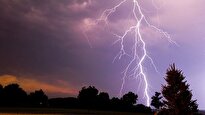 ببینید / لحظات ترسناک اصابت صاعقه به زمین در ایلام