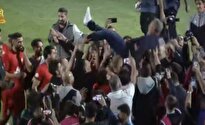 ببینید / شادیِ اولین قهرمانیِ تراکتور با پرتاب سرمربی اسکوچیچ به هوا!