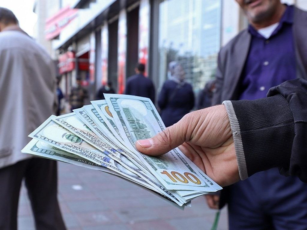 معادله‌ سه‌وجهی قیمت دلار