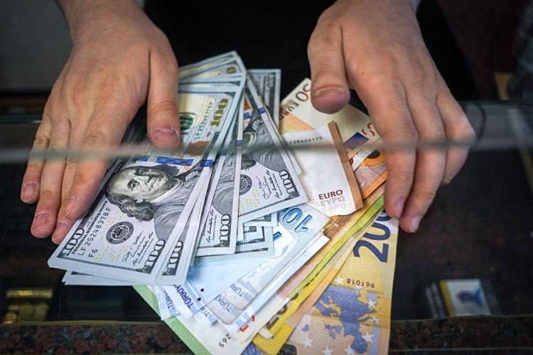 آغاز هفته با ریزش قیمت دلار در بازار ارز تجاری+نرخ یورو