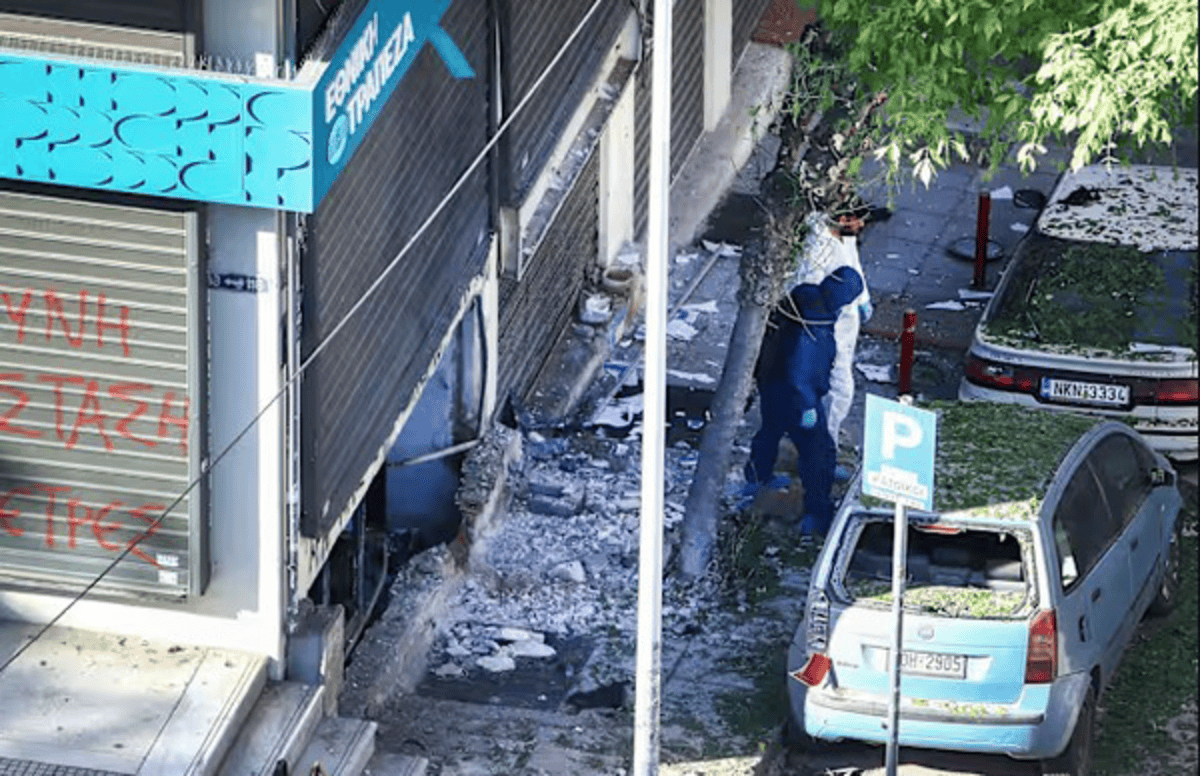 یک زن یونانی حین حمل کردن بمب کشته شد