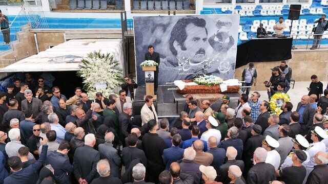 پدر ملوان در ورزشگاه سیروس قایقران بدرقه شد