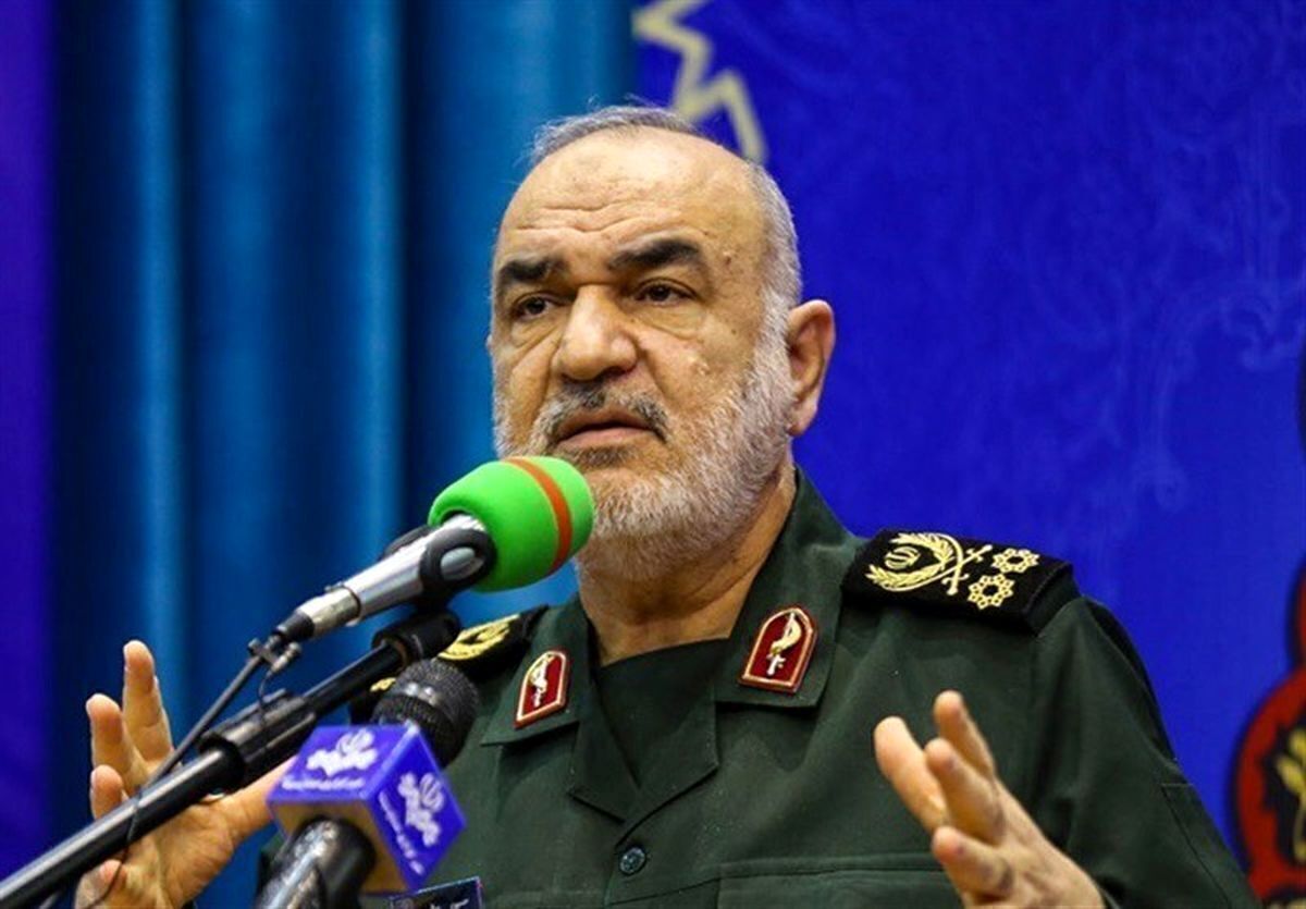 سرلشکر سلامی، فرمانده کل سپاه: عادت سپاه، پشت نکردن به حریف و ایستادن آشکارا در میدان است/ به افق‌های دور اندیشه‌های دشمن هم واقف هستیم/ با دشمنانی سر و کار داریم که سست هستند