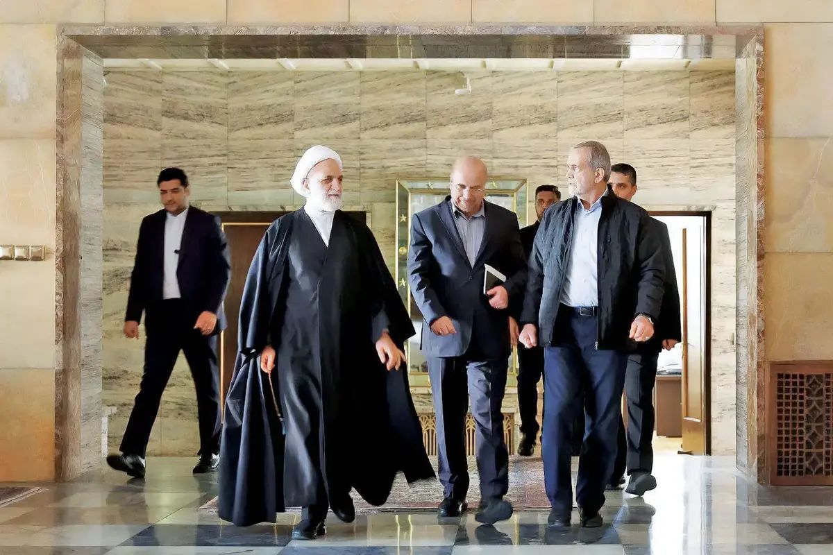 عباس عبدی، تحلیل‌گر سیاسی اصلاح‌طلب: تا آنجا که اطلاع دارم، قرار بود روز گذشته سران قوا برای بررسی پیامک‌های حجاب جلسه‌ای داشته باشند