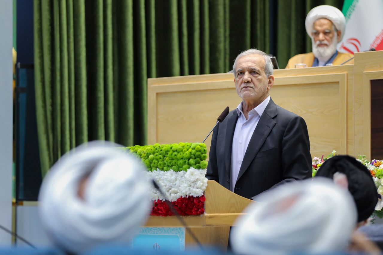 پزشکیان: ملت حق دارند که مستقل از قومیت، جنسیت، باور و اعتقاد، حاکمیت با آن‌ها بر اساس عدالت برخورد کند/ مردم براساس عمل ما قضاوت می‌کنند که راست می‌گوییم یا دروغ