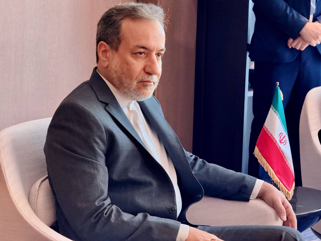 انتقاد عراقچی از اقلیت ضد‌مذاکره در آمریکا