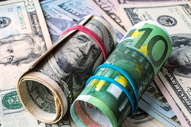 در بازار ارز تجاری؛ قیمت دلار صعودی و یورو کاهشی شد
