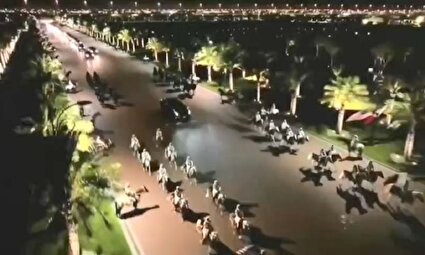 ببینید / استقبال اسب سواران قطری هنگام ورود ترامپ به قصر لوسیل برای حضور در ضیافت شام امیر قطر