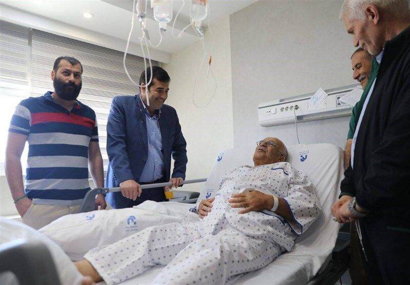 وزیر بر بالین اسطوره استقلال