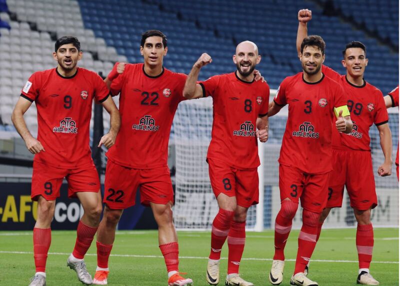 این جو باورکردنی نیست؛ تراکتوری‌ها با جام به ورزشگاه رسیدند!
