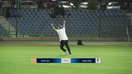ببینید/ شاگردان دین‌محمدی او را پس از صعود به لیگ برتر خیس کردند