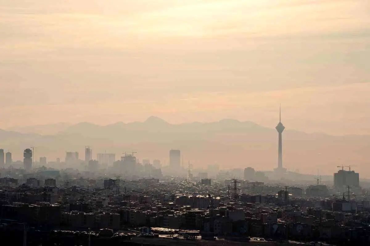 محیط‌زیست: سالانه جان ۵۰ هزار نفر بر اثر آلودگی ناشی از ذرات معلق از دست می‌رود؛ این فاجعه‌ای زیان‌بار است/ خودرو‌های فرسوده ۹ برابر یک وسیله نقلیه عادی، آلودگی تولید می‌کنند/ حداقل ۱۰ درصد از ناوگان فعال شهر تهران، آلاینده هستند