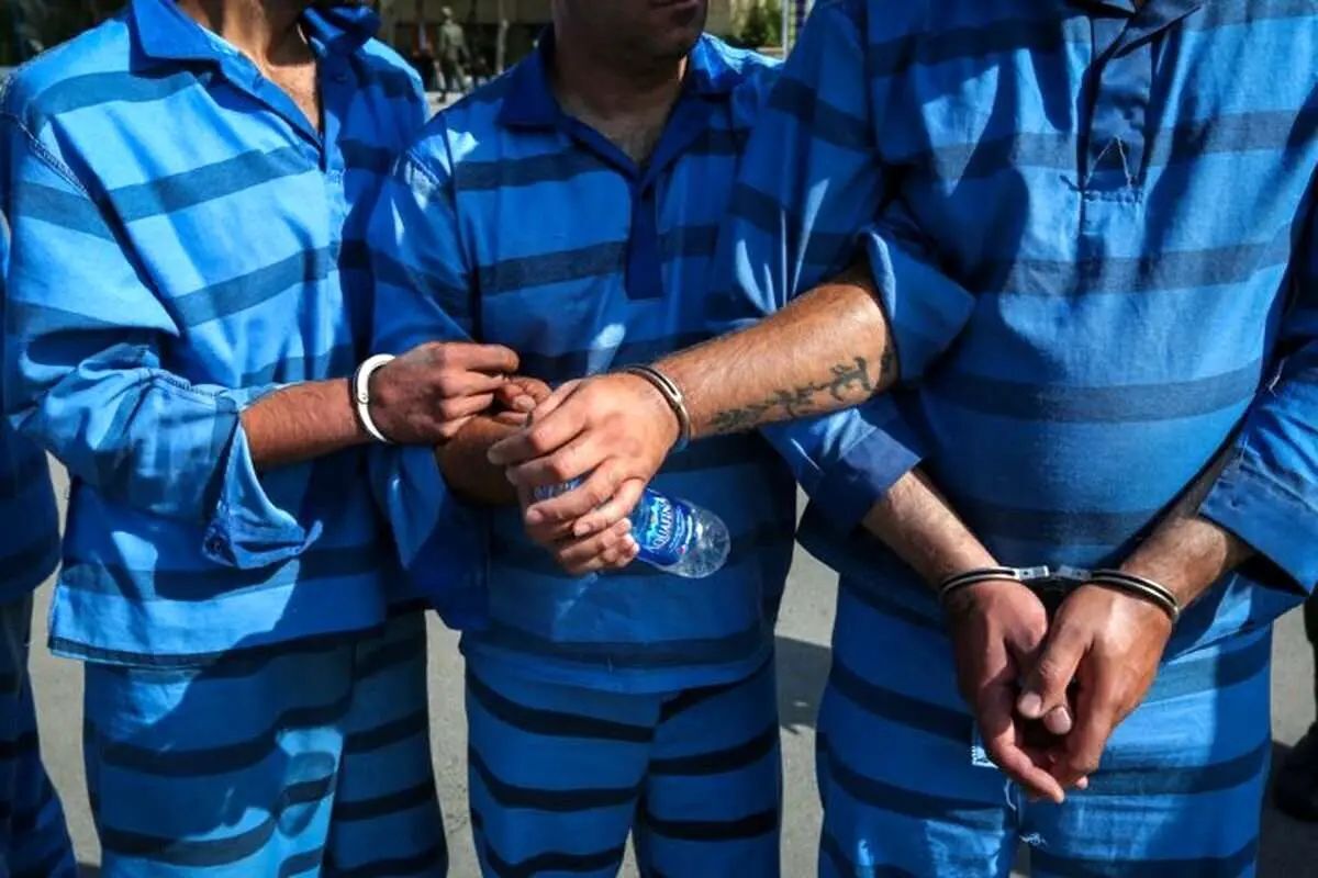 فرمانده انتظامی تهران: طی ۴۸ ساعت گذشته، ۲۳۰ سارق و مالخر دستگیر شدند/ در این عملیات، بیش از ۱۰۰۰ قطعه کامپیوتر، ۳۰۰ گوشی موبایل و ۶۰ موتورو سیکلت کشف شد/ آمار‌ها نشان می‌دهد سرقت در پایتخت از ابتدای امسال ۱۷ درصد کاهش یافته