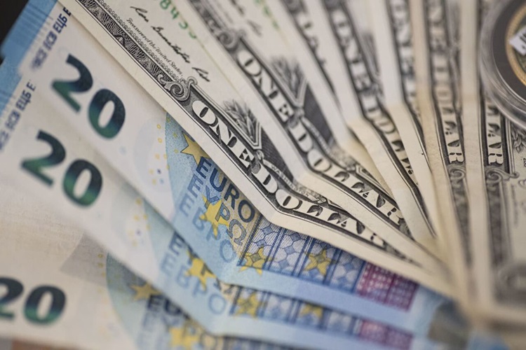 بازار ارز تجاری هفته را با جهش قیمت دلار و یورو آغاز کرد