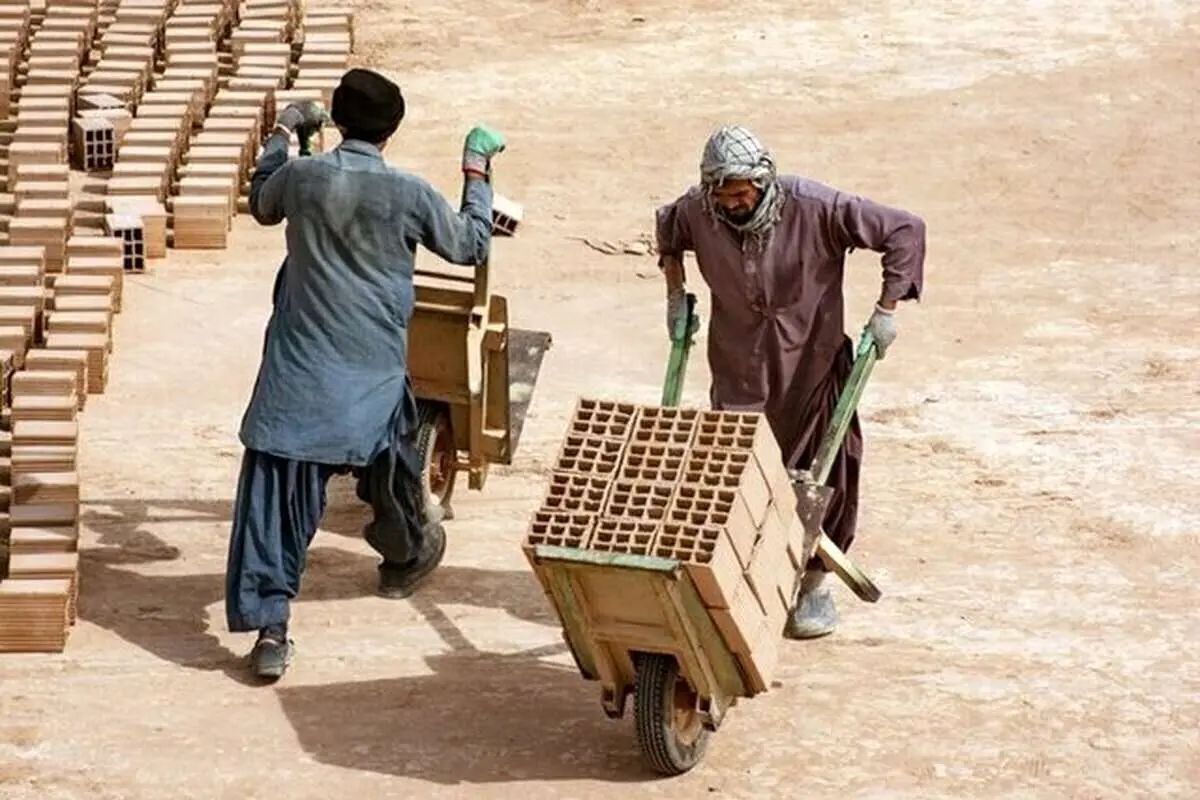 کارفرما‌ها علاقه‌مند به جذب کارگران افغانستانی هستند، زیرا هیچ جایگاه حقوقی و مالی برای این افراد وجود ندارد/ آیا رواست به کارگر ایرانی تهمت بزنند که به دنبال کار نیست؟ نیروی ما اگر ۳۰ الی ۴۰ میلیون حقوق بگیرد و شغلی شرافتمندانه داشته باشد، چرا کار نکند؟