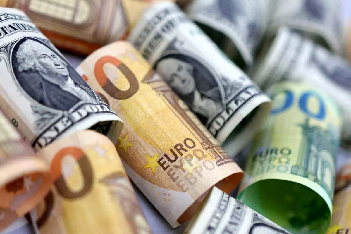 ریزش قیمت دلار در بازار ارز تجاری؛ یورو ۱۲۱ تومان گران شد