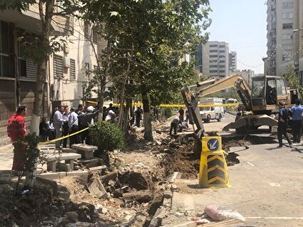 ببینید/ لودر حادثه‌ساز؛ وقتی عملیات عمرانی باعث ترکیدن لوله و قطعی آب شد