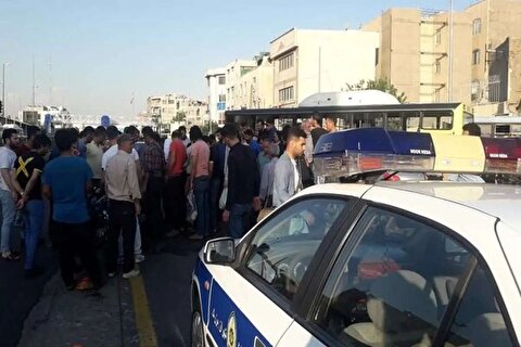 فارس: فرزند یک نماینده مجلس روز یکشنبه، در خط ویژه میدان ونک، مامور راهور را زیر گرفت و چند متر کشید/ شنیده‌ها می‌گوید این فرد پس از وقوع از محل فرار کرده و سپس توسط پلیس دستگیر شده/ برخی مدعی هستند تردد خط ویژه با کارت اختصاصی پدرش صورت گرفته