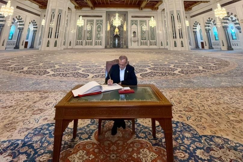 بازدید پزشکیان از مسجد مشهور سلطان قابوس / رئیس جمهور در دفتر یادبود چه نوشت؟