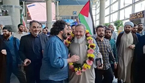 تصاویر استقبال چند نفره از قاسمیان در فرودگاه، پس از جنجال او در عربستان