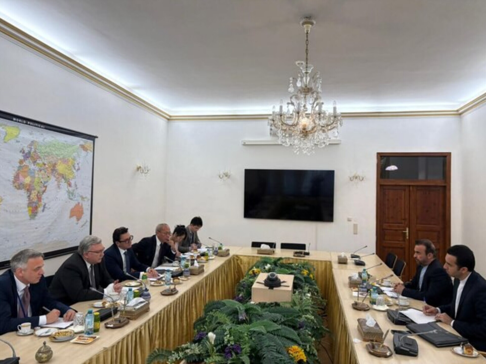 اولیانوف: با همتایان ایرانی و چینی خود در آستانه جلسه آتی شورای حکام آژانس انرژی اتمی، دیدار کردم تا یادداشت‌هایی را رد و بدل کنیم/ این قالب سه‌جانبه بسیار مفید واقع شد