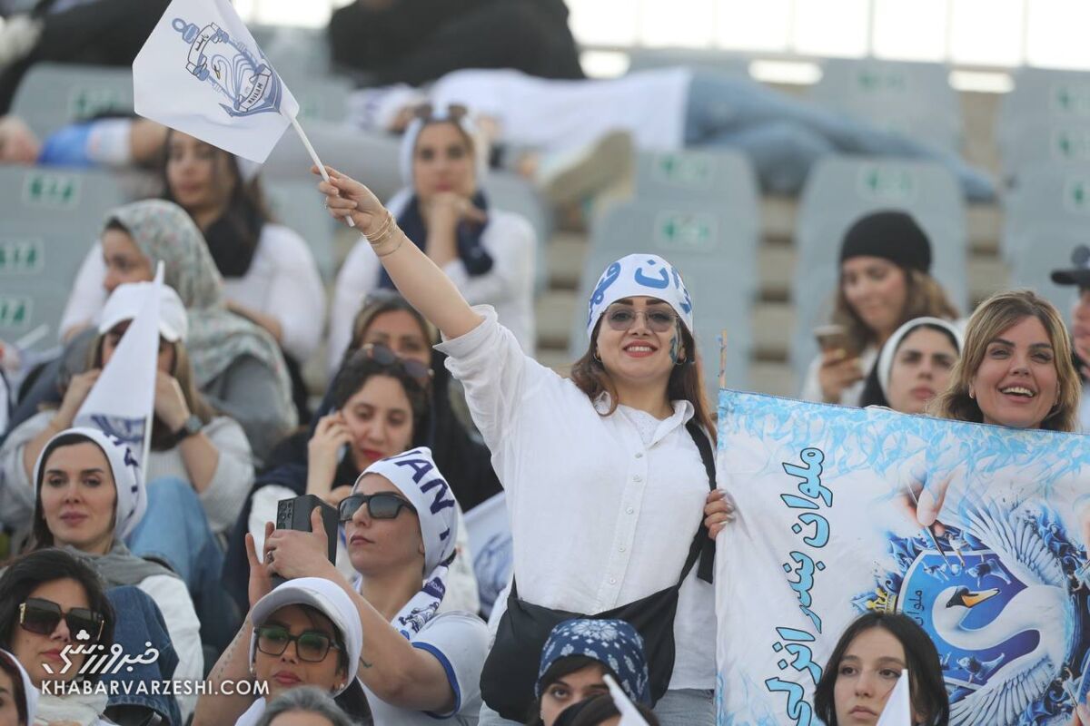 هوادار ملوان به آمبولانس منتقل شد!