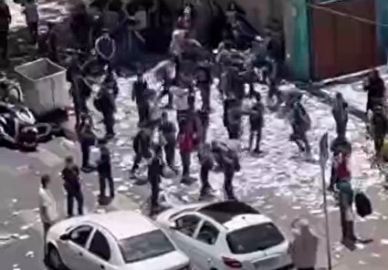 ببینید/ دانش‌آموزان یک مدرسه پسرانه پس از امتحان، کتاب‌های خود را این‌گونه پاره کردند