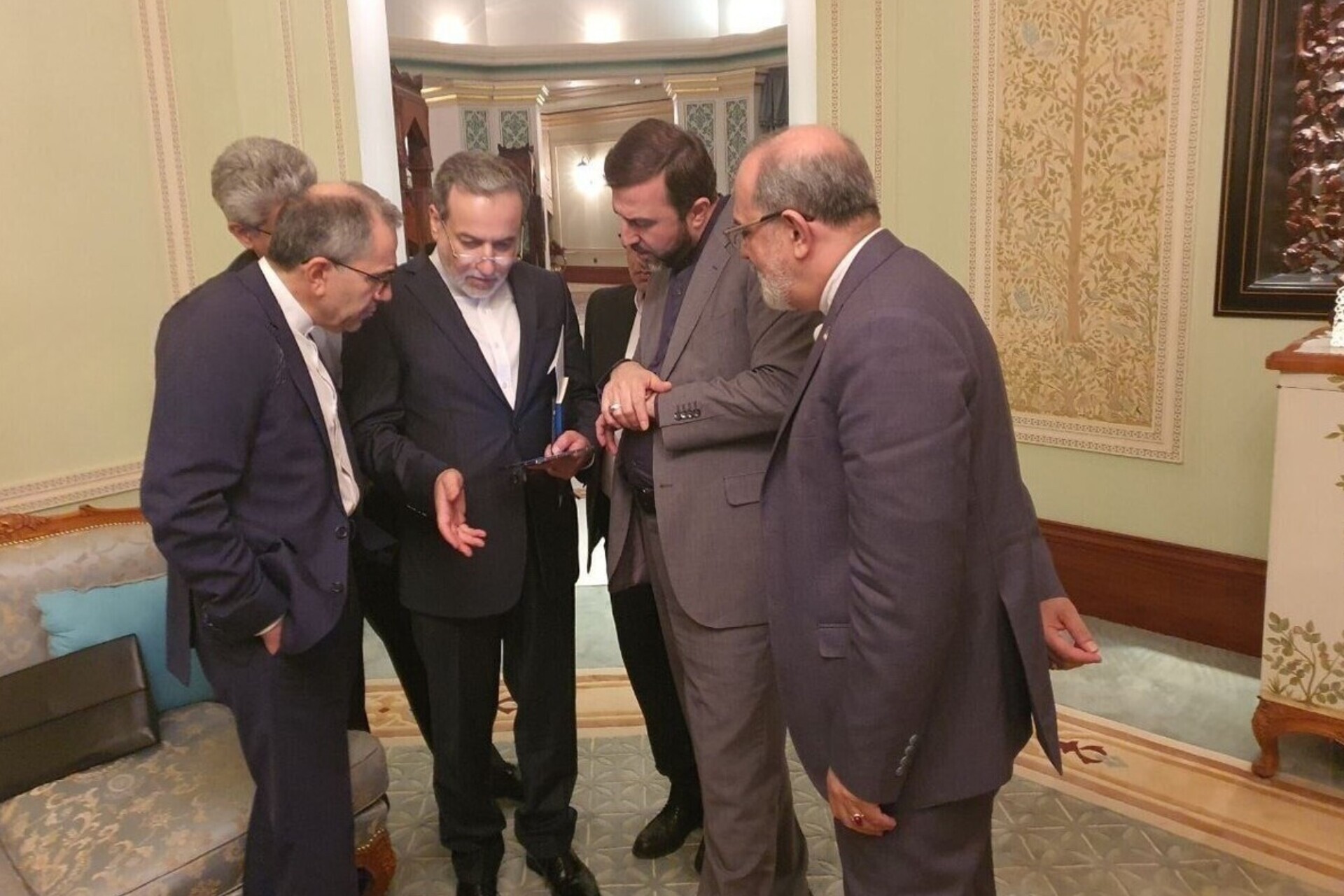 ایسنا به نقل از منبع مطلع ایرانی: تهران پیشنهاد مکتوب آمریکا را بسیار دور از مبنایی منصفانه برای سازش می‌داند/ آن‌ها از دیدن چنین متن خیال‌بافانه و یک‌جانبه‌ای، متعجب شدند