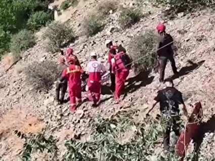 ببینید/ نجات زن باردار ۲۰ ساله سقوط کرده از ارتفاعات ۱۵۰ متری کن