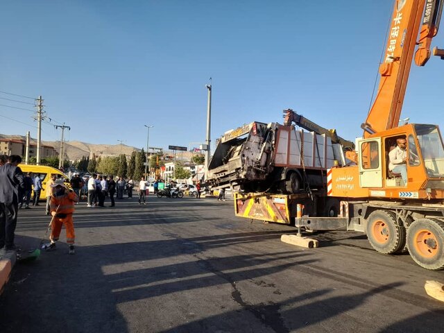 برخورد خودروی پسماند با ۸ خودرو در صدرا؛ ۱۱ مصدوم در حادثه