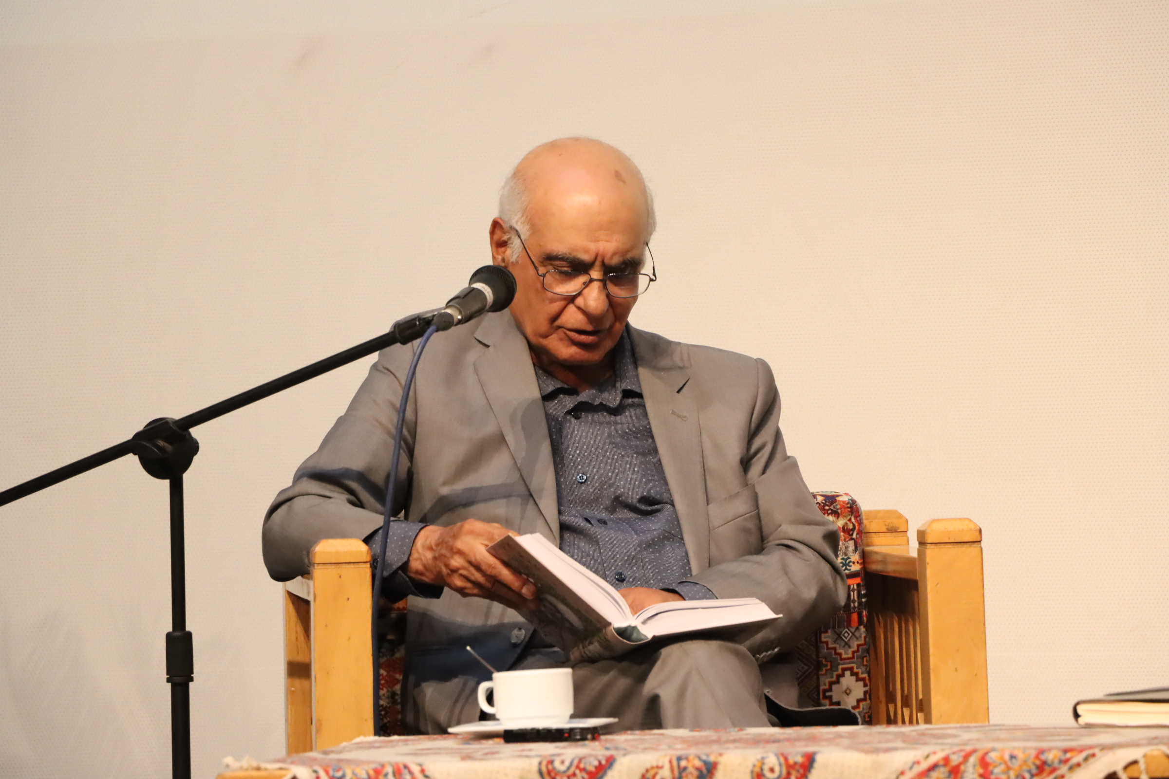 هوشنگ مرادی کرمانی در بیمارستان بستری شد