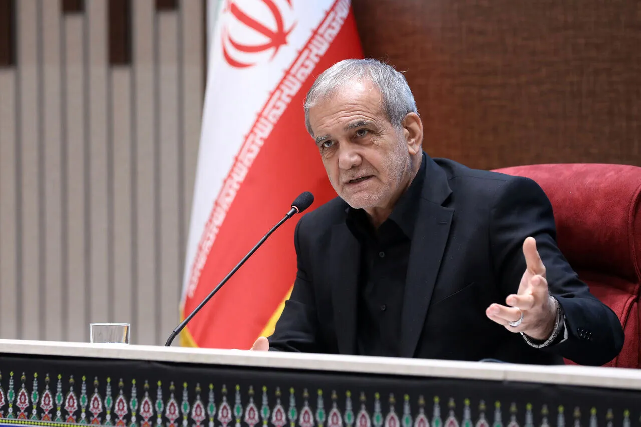 پزشکیان: معلمان با هوش مصنوعی آشنا می‌شوند