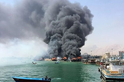 ببینید/ تصاویری از انفجار یک کشتی حامل متانول در بندر «دیر»