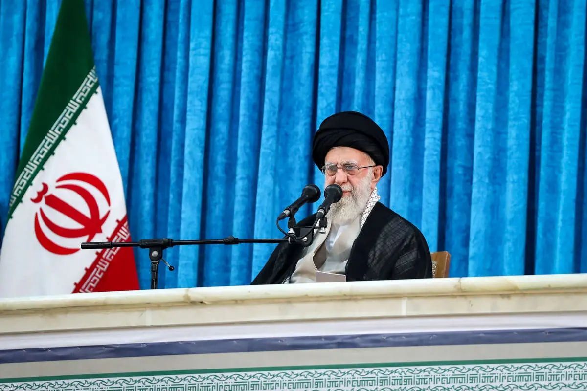 رهبر معظم انقلاب: من یک‌‎بار در یک جلسه‌ای که نمایندگان مجالس گذشته حضور داشتند، گفتم که وقتی تصویر جلسه عمومی مجلس را در تلویزیون می‌بینم، از مردم خجالت می‌کشم، چون خیلی از صندلی‌ها خالی است/ مجلس یک کار اساسی و اصلی برای نماینده است و حضور در آن مهم است