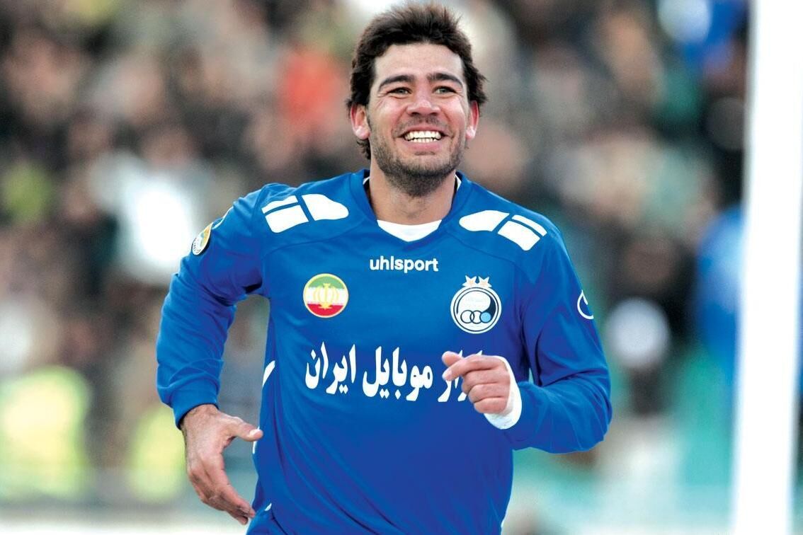 هرکس می‌گوید من در استقلال کم کاری کردم، دین و ایمانش را فروخته است/ از استقلال رفتم تا مدیران باشگاه به خود بیایند/ من بازیکن امیر قلعه نویی نیستم