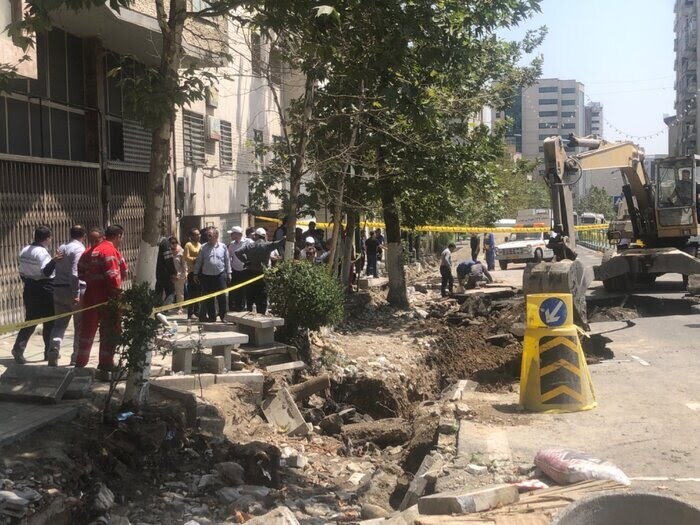 آبفا: اسرائیل با پرتابه‌ای باعث شکستگی یکی از خطوط لوله آب در اطراف میدان قدس تهران شده/ این حادثه خللی در تامین آب شرب پایتخت ایجاد نمی‌کند/ نیرو‌های امدادی برای ترمیم این خط لوله، در محل مستقر هستند