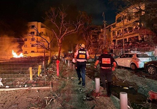 دور جدید شلیک موشک‌های بالستیک از خاک ایران به سمت اسرائیل / تسنیم: اصابت موشک ایران به ساختمان ۸ طبقه در تل‌آویو / کانال ۱۳ اسرائیل: ۵ نفر در تل‌آویو زخمی شدند