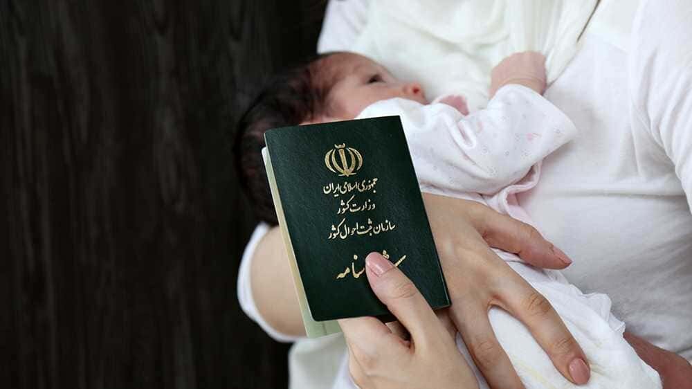 مادر می‌تواند برای نوزادش شناسنامه بگیرد؟