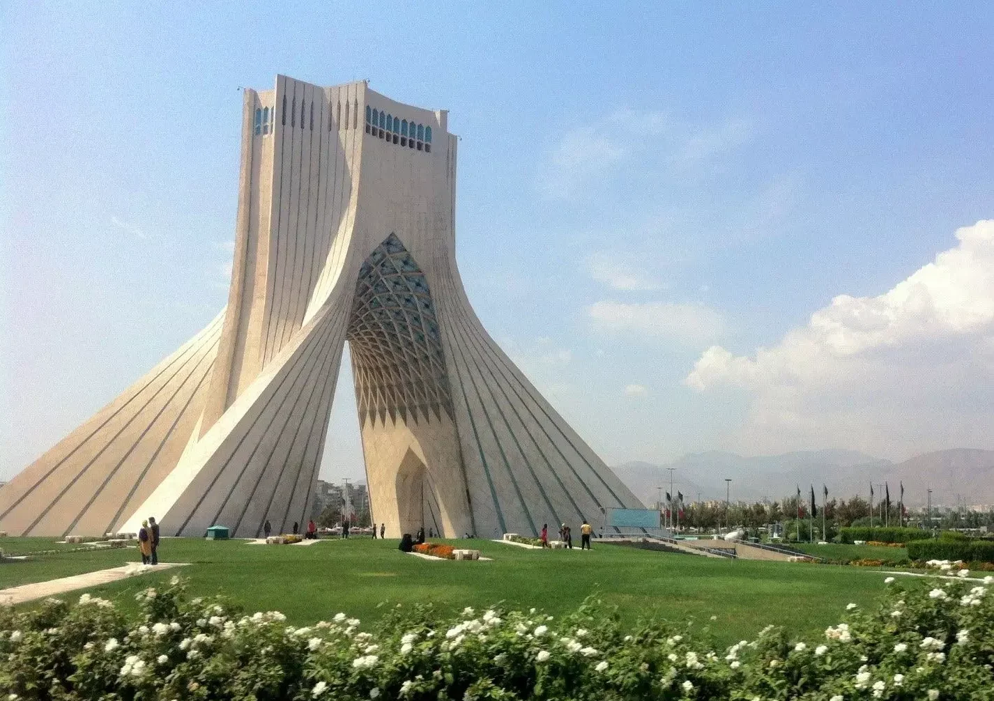 پیش‌بینی ۵ روزه هوای تهران؛ آسمان صاف، بادهای بعدازظهر و احتمال رعد و برق