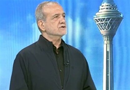پزشکیان: در جریان جنگ ۱۲ روزه، برایم غیرقابل تصور بود که دختران بی‌حجاب که برخورد بدی با آنها داریم، پلاکارد جانم فدای رهبر در دست می‌گرفتند