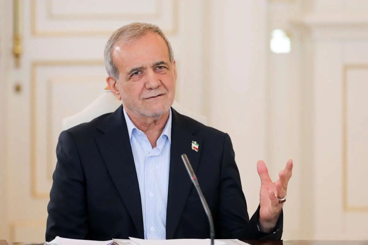 پزشکیان: در دوران شکل‌گیری انقلاب فرهنگی، جریان چپ که خود را مدعی دموکراسی می‌دانست، اجازه ابراز نظر را نمی‌داد؛ در حالی که ما معتقد به گفت‌و‌گو و بر این باور بودیم که هر جریان سیاسی باید با خدمات خود به مردم ارزیابی شود