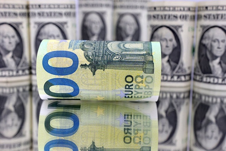 در بازار ارز تجاری؛ عبور دلار از مرز ۷۲ هزار تومان؛ یورو ریخت