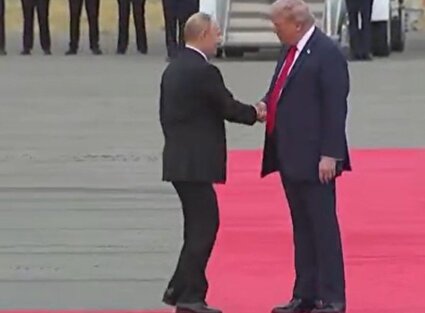 ببینید/ پوتین و ترامپ در فرودگاه انکوریج با یکدیگر ملاقات کردند و دست دادند