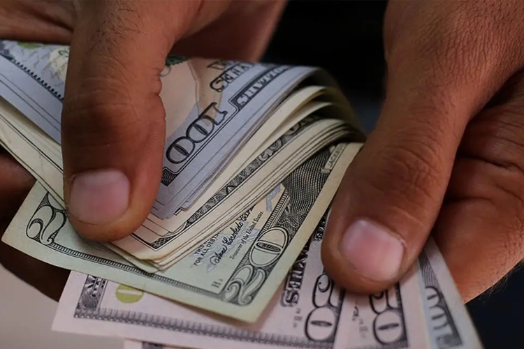 امروز در بازار ارز تجاری؛ قیمت دلار و یورو صعودی شد