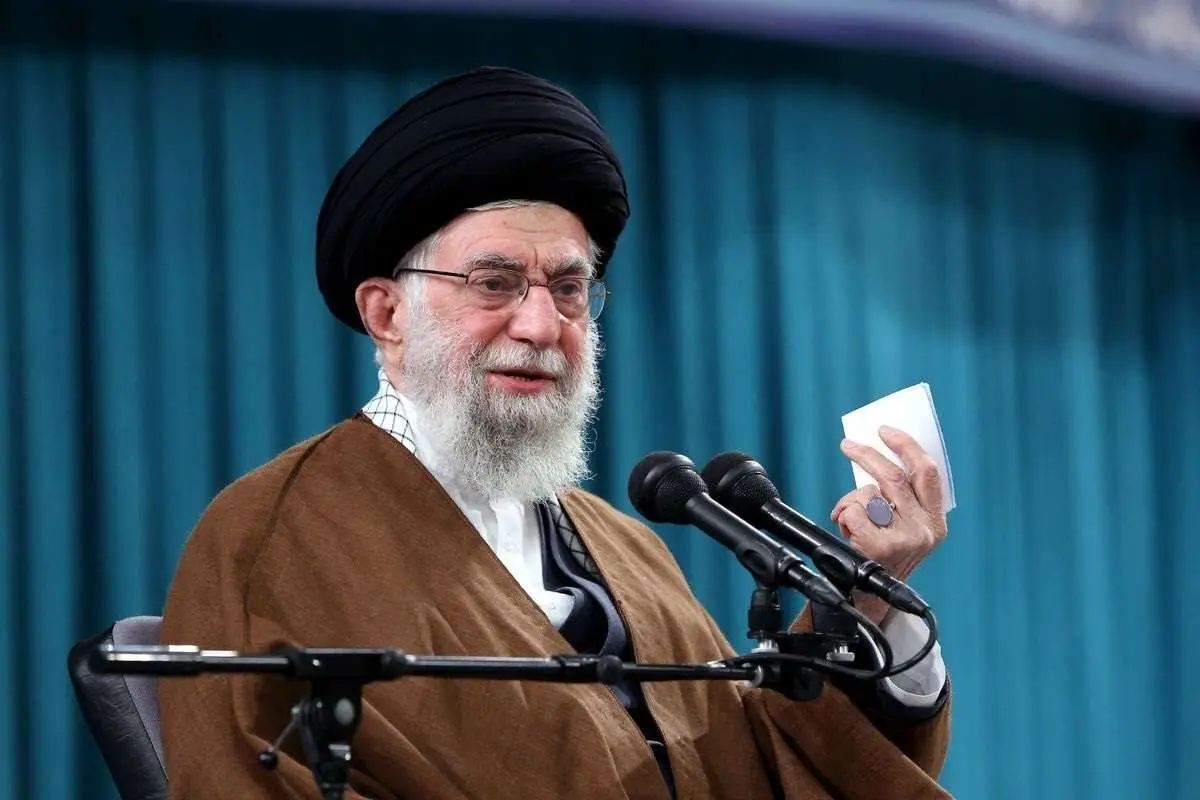 سایت معاونت سیاسی سپاه: آمریکایی‌ها به دنبال آن بودند که با ترور رهبر معظم انقلاب، مدیریت عالی و به تبع آن ارکان نظام را سست کنند